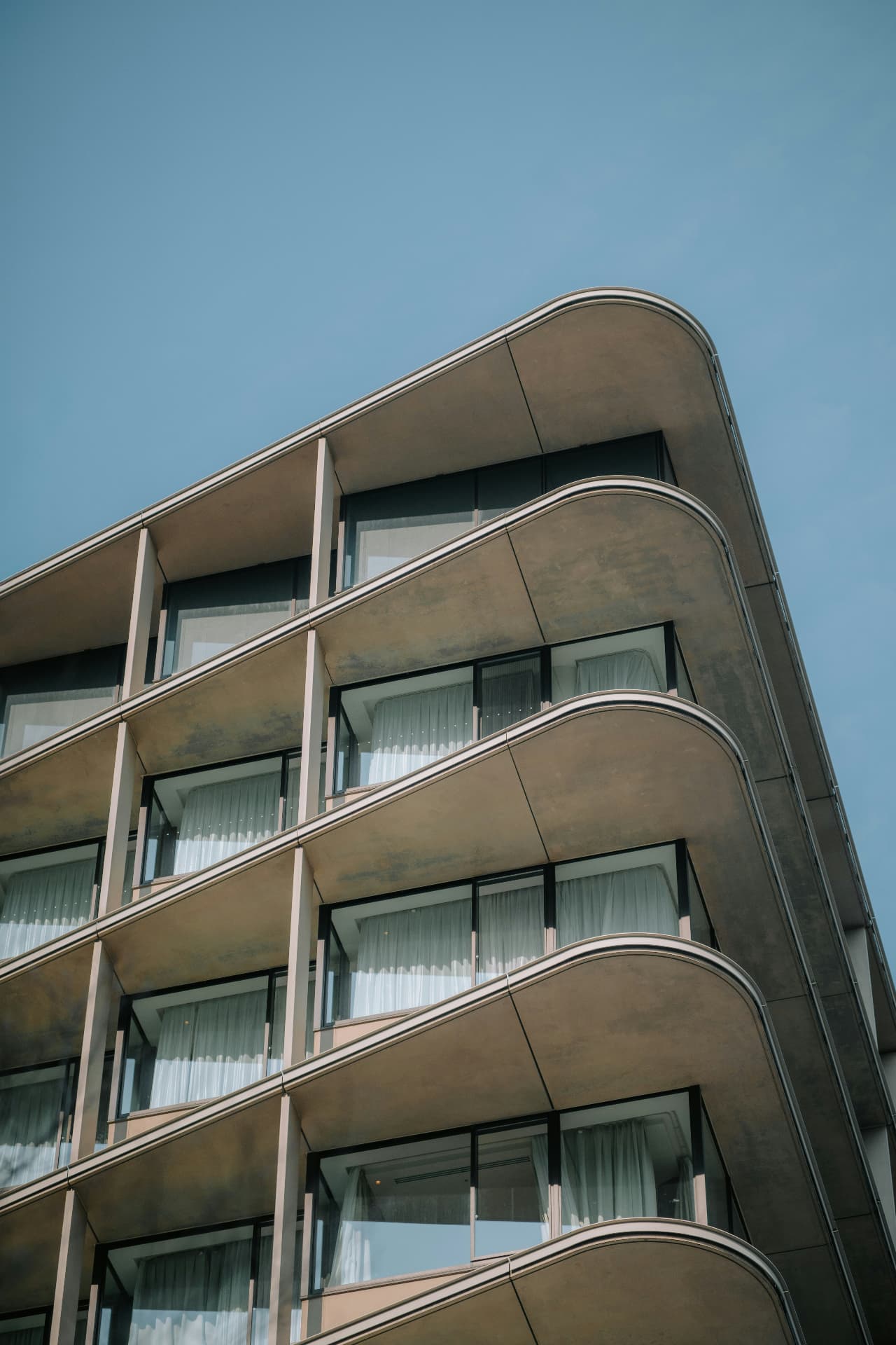 Moderne Wohnimmobilie in München mit geschwungenen Balkonen