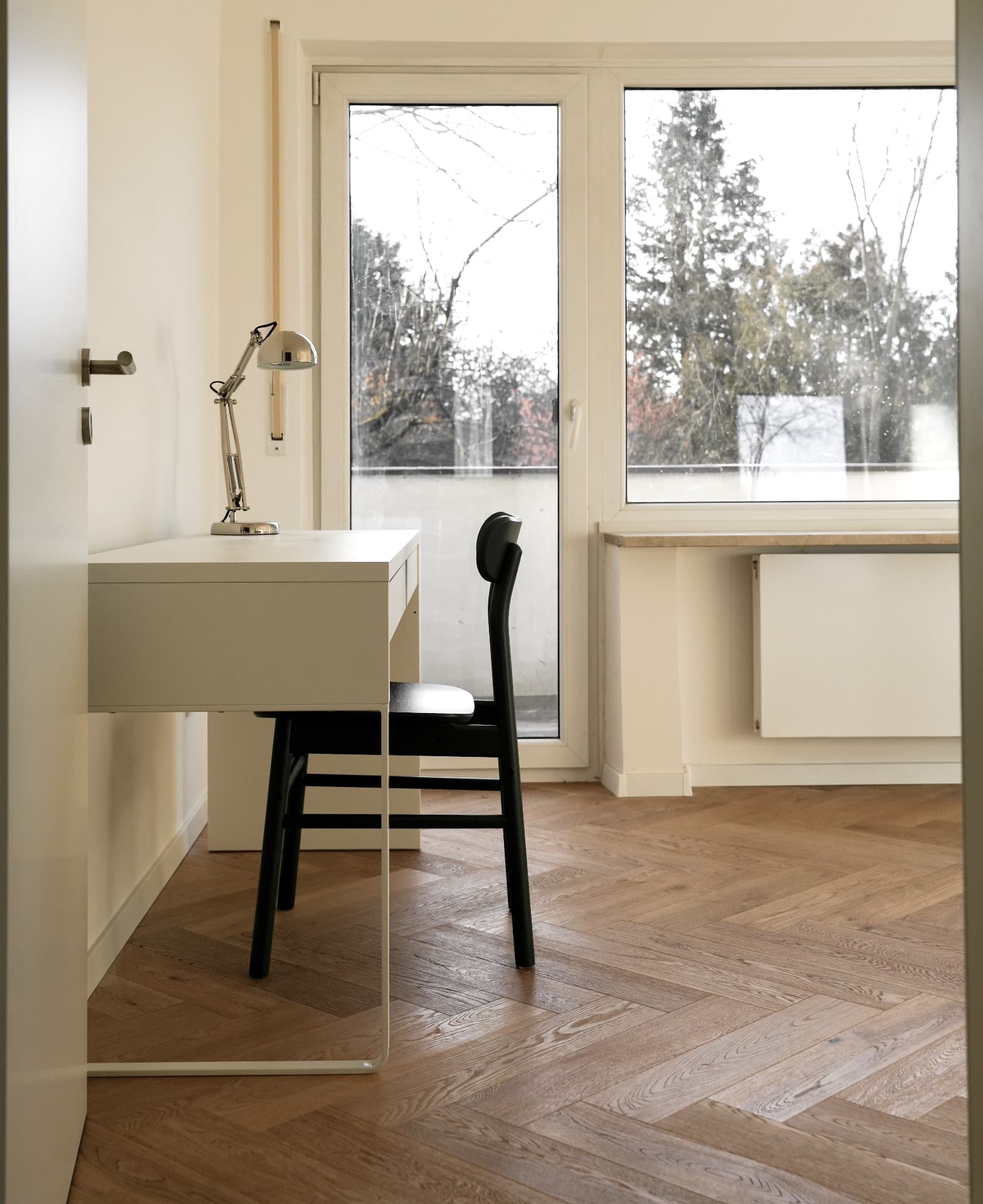 Arbeitsplatz am Fenster mit Balkonzugang